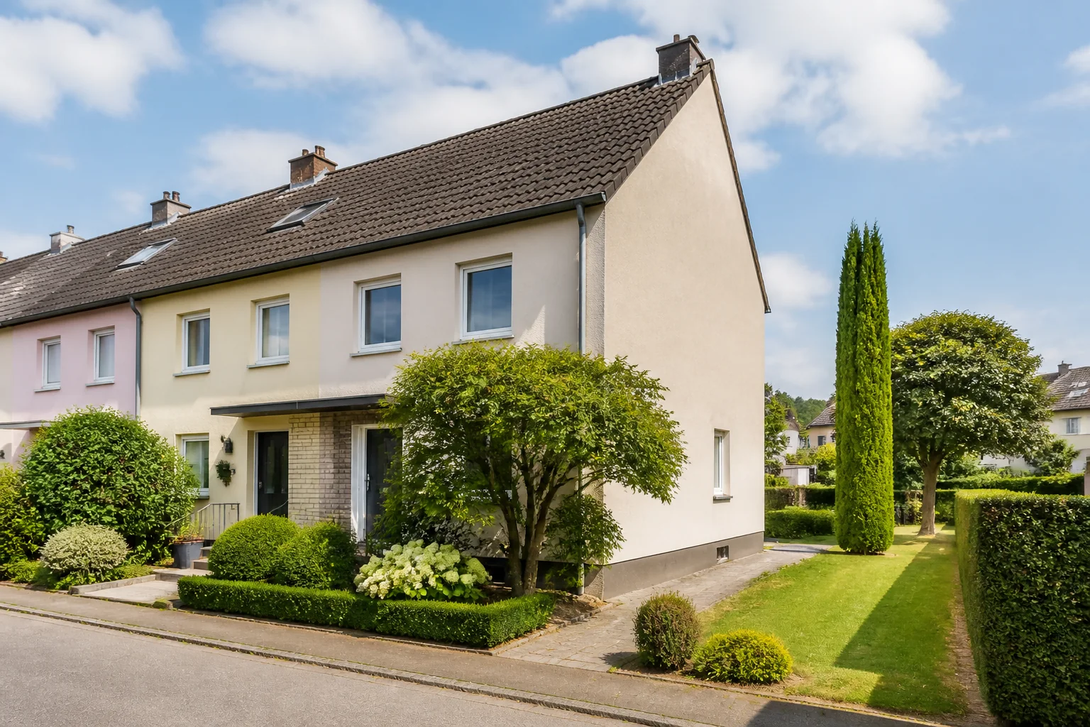 Deutsches Reihenendhaus mit seitlichem Garten
